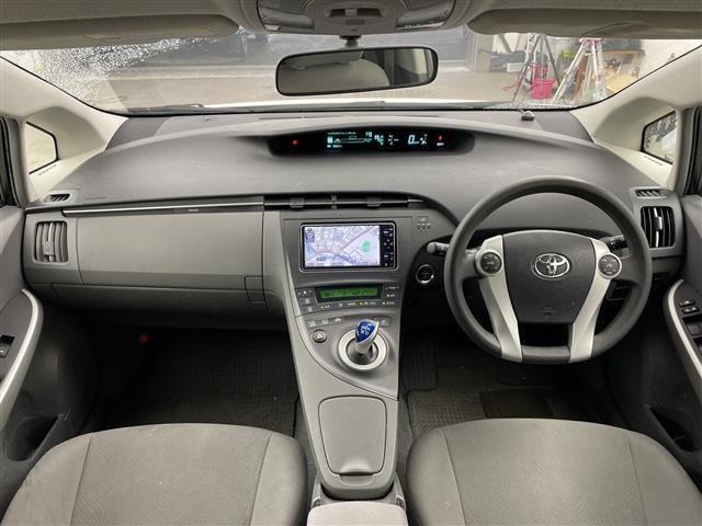 プリウス Ｓツーリングセレクション　純正ナビ　バックカメラ　ビルトインＥＴＣ　キセノンヘッドライト　オートライト　プッシュスタート　スマートキー　ＤＶＤ　ワンセグＴＶ　純正１７インチＡＷ　電動格納ミラー　横滑り防止　純正フロアマット（42枚目）