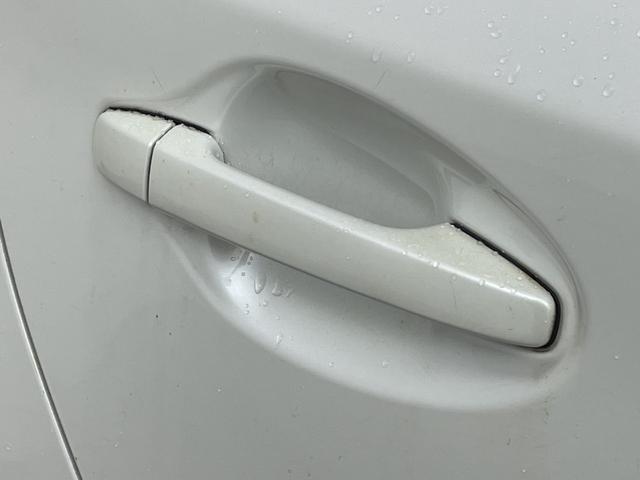 プリウス Ｓツーリングセレクション　純正ナビ　バックカメラ　ビルトインＥＴＣ　キセノンヘッドライト　オートライト　プッシュスタート　スマートキー　ＤＶＤ　ワンセグＴＶ　純正１７インチＡＷ　電動格納ミラー　横滑り防止　純正フロアマット（43枚目）