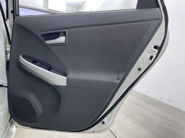 プリウス Ｓツーリングセレクション　純正ナビ　バックカメラ　ビルトインＥＴＣ　キセノンヘッドライト　オートライト　プッシュスタート　スマートキー　ＤＶＤ　ワンセグＴＶ　純正１７インチＡＷ　電動格納ミラー　横滑り防止　純正フロアマット（69枚目）