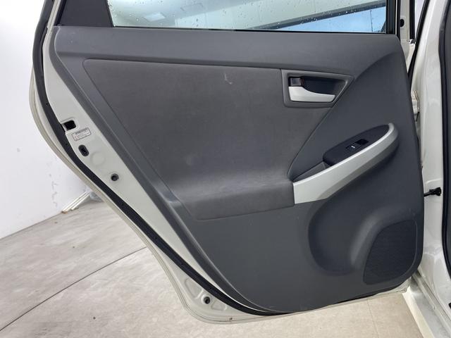 プリウス Ｓツーリングセレクション　純正ナビ　バックカメラ　ビルトインＥＴＣ　キセノンヘッドライト　オートライト　プッシュスタート　スマートキー　ＤＶＤ　ワンセグＴＶ　純正１７インチＡＷ　電動格納ミラー　横滑り防止　純正フロアマット（70枚目）