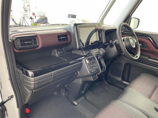 スペーシアカスタム ハイブリッドＸＳ　登録済未使用車　ナビ　ＴＶ　全方位カメラ　デュアルセンサーブレーキサポートＩＩ　車線逸脱抑制　レーダークルーズコントロール　ヘッドアップディスプレイ　両側パワースライドドア　シートヒーター　純正アルミ（12枚目）