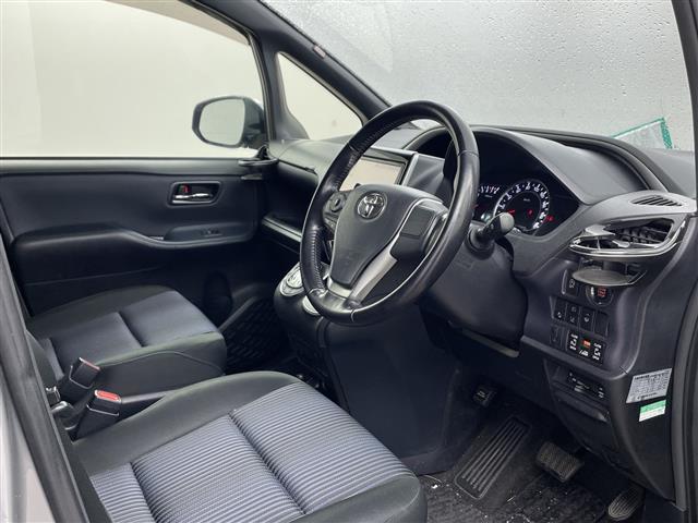 ヴォクシー ＺＳ　煌　純正９インチナビ　純正１０インチフリップダウンモニター　バックカメラ　両側パワースライドドア　寒冷地仕様　プリクラッシュセーフティ　レーンディバーチャーアラート　オートマチックハイビーム　ＥＴＣ（8枚目）