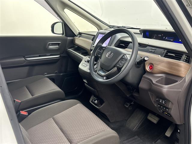 フリード Ｇ・ホンダセンシング　・社外８インチナビ／ＣＤ／ＤＶＤ／ＳＤ／ＴＶ／ＵＳＢ／ＨＤＭＩ・バックカメラ・両側パワースライドドア・ビルトインＥＴＣ・社外前後ミラー型ドライブレコーダー・ホンダセンシング・スマートキー（8枚目）