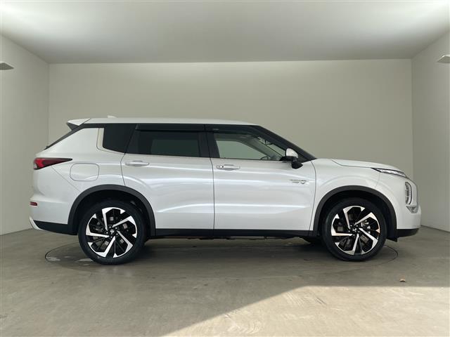 アウトランダーＰＨＥＶ Ｇ　純正ナビ・全方位カメラ・前後ドライブレコーダー・ＥＴＣ２．０・ハーフレザー・運転席パワーシート・前席シートヒーター・ステアリングヒーター・ワイヤレス充電・衝突軽減ブレーキ・レーダークルーズコントール（6枚目）