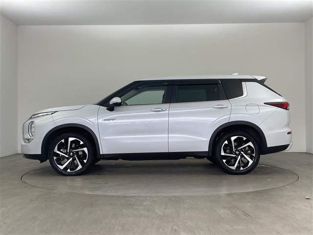 アウトランダーＰＨＥＶ Ｇ　純正ナビ・全方位カメラ・前後ドライブレコーダー・ＥＴＣ２．０・ハーフレザー・運転席パワーシート・前席シートヒーター・ステアリングヒーター・ワイヤレス充電・衝突軽減ブレーキ・レーダークルーズコントール（7枚目）