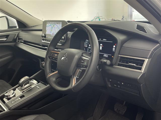 アウトランダーＰＨＥＶ Ｇ　純正ナビ・全方位カメラ・前後ドライブレコーダー・ＥＴＣ２．０・ハーフレザー・運転席パワーシート・前席シートヒーター・ステアリングヒーター・ワイヤレス充電・衝突軽減ブレーキ・レーダークルーズコントール（8枚目）