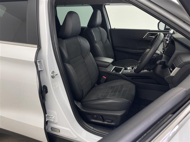 アウトランダーＰＨＥＶ Ｇ　純正ナビ・全方位カメラ・前後ドライブレコーダー・ＥＴＣ２．０・ハーフレザー・運転席パワーシート・前席シートヒーター・ステアリングヒーター・ワイヤレス充電・衝突軽減ブレーキ・レーダークルーズコントール（9枚目）