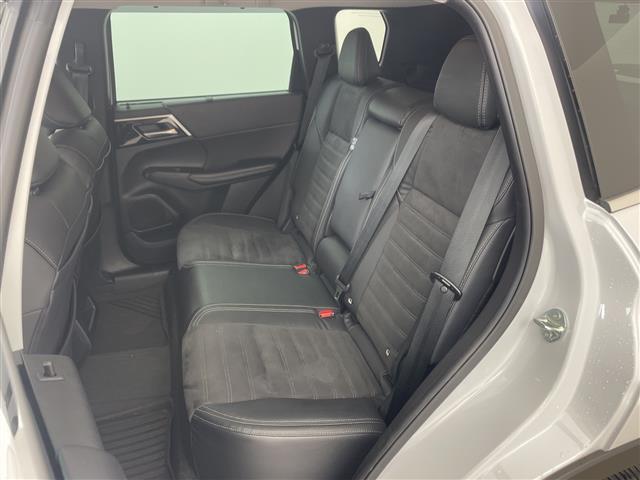 アウトランダーＰＨＥＶ Ｇ　純正ナビ・全方位カメラ・前後ドライブレコーダー・ＥＴＣ２．０・ハーフレザー・運転席パワーシート・前席シートヒーター・ステアリングヒーター・ワイヤレス充電・衝突軽減ブレーキ・レーダークルーズコントール（15枚目）