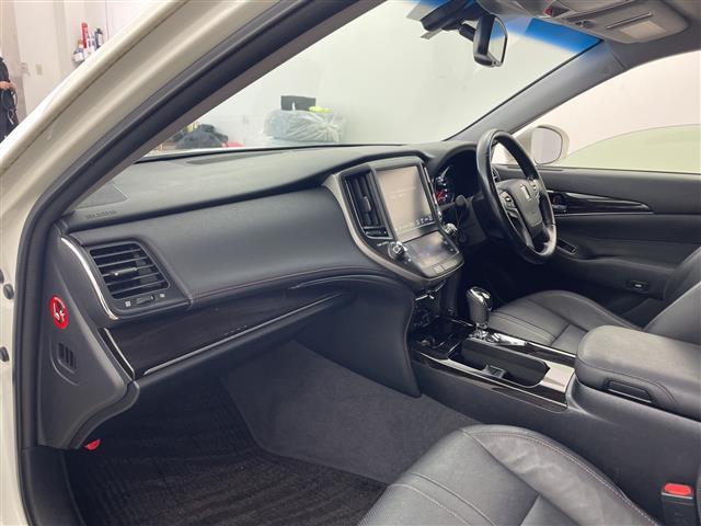 クラウンハイブリッド アスリートＳ　・後期モデル・純正ナビ＆ＴＶ＆ＣＤ＆ＭＳＶ＆ＢＴ・黒革シート・バックカメラ・シートベンチレーション・ビルトインＥＴＣ・レーダークルーズコントロール・社外２０インチアルミホイール・ＨＩＤ（12枚目）