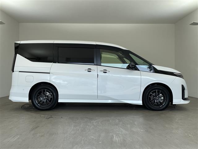 セレナ ｅ－パワー　ハイウェイスターＶ　・プロパイロット・エマージェンシーブレーキ・先行車発進告知・レーダークルーズコントロール・ふらつき警報・純正１２．３型ナビ・社外フリップダウンモニター・全方位カメラ・デジタルインナーミラー・純正エアロ（6枚目）