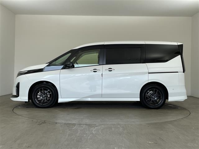 セレナ ｅ－パワー　ハイウェイスターＶ　・プロパイロット・エマージェンシーブレーキ・先行車発進告知・レーダークルーズコントロール・ふらつき警報・純正１２．３型ナビ・社外フリップダウンモニター・全方位カメラ・デジタルインナーミラー・純正エアロ（7枚目）