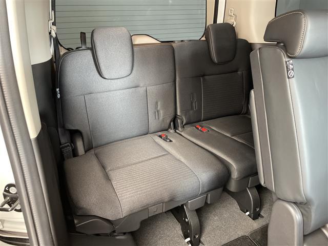 セレナ ｅ－パワー　ハイウェイスターＶ　・プロパイロット・エマージェンシーブレーキ・先行車発進告知・レーダークルーズコントロール・ふらつき警報・純正１２．３型ナビ・社外フリップダウンモニター・全方位カメラ・デジタルインナーミラー・純正エアロ（11枚目）