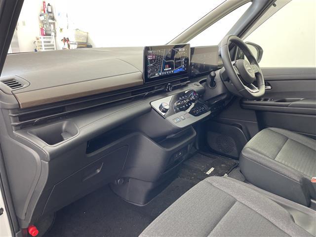 セレナ ｅ－パワー　ハイウェイスターＶ　・プロパイロット・エマージェンシーブレーキ・先行車発進告知・レーダークルーズコントロール・ふらつき警報・純正１２．３型ナビ・社外フリップダウンモニター・全方位カメラ・デジタルインナーミラー・純正エアロ（12枚目）