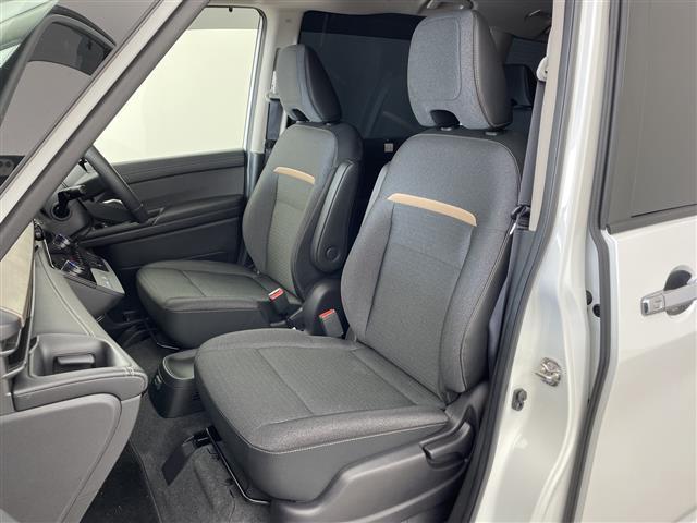 セレナ ｅ－パワー　ハイウェイスターＶ　・プロパイロット・エマージェンシーブレーキ・先行車発進告知・レーダークルーズコントロール・ふらつき警報・純正１２．３型ナビ・社外フリップダウンモニター・全方位カメラ・デジタルインナーミラー・純正エアロ（13枚目）