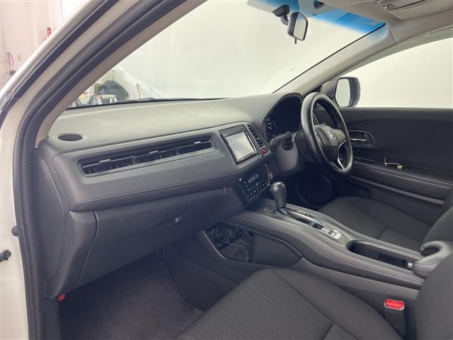 ヴェゼル Ｇ　純正ナビ　ＴＶ　Ｂｌｕｅｔｏｏｔｈ　バックカメラ　ＥＴＣ　スマートキー　スペアキー　アイドリングストップ　純正フロアマット　ドアバイザー（12枚目）