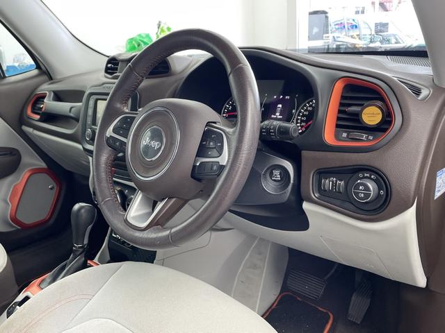 ジープ・レネゲード オープニング・エディション 純正オーディオ Bluetooth USB AM FM 左右独立エアコン クルーズコントロール 革巻きステアリング 純正16インチアルミホイール ルーフレール ステアリングスイッチ フォグランプ(9枚目)