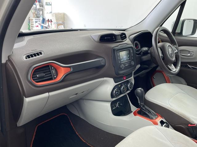 ジープ・レネゲード オープニング・エディション 純正オーディオ Bluetooth USB AM FM 左右独立エアコン クルーズコントロール 革巻きステアリング 純正16インチアルミホイール ルーフレール ステアリングスイッチ フォグランプ(18枚目)