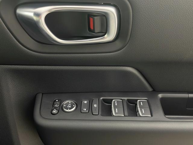 ステップワゴン ｅ：ＨＥＶスパーダ　登録未使用車　ホンダセンシング　衝突軽減ブレーキ　先行車発進告知　路外逸脱抑制機能　車線維持支援システム　ＢＳＭ　標識認識機能　リアパーキングセンサー　純正１１インチナビ　フルセグ　ＢＴ（26枚目）