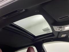 【サンルーフ】車内の天井から、爽やかな風や太陽の穏やかな光を取り込みます。ワンタッチで開閉が可能です。 4