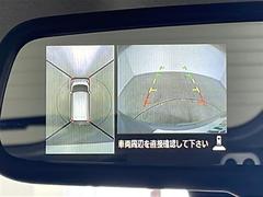 【アラウンドビューモニター】まるでクルマを真上から見下ろしたかのような視点で駐車をサポートします！クルマの斜め後ろや真横など、前後左右の４つのカメラの映像が合成されて、モニターに映し出されます。 6