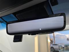 【デジタルインナーミラー（トヨタ）】車両後方カメラの映像をルームミラーに映すことが出来ます。　そのため、後席に人や荷物があって後方が見えづらい場合でもしっかり視界を確保することが出来ます。 7