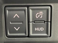 【ヘッドアップディスプレイ（ＨＵＤ）】フロントウインドウガラスに走行情報を投影します。運転中の目線と重なるように表示されるので、少ない視線移動で速度が確認できるので、　ドライビングに集中できます！ 7