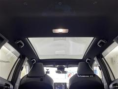 【調光パノラマルーフ】天井から太陽の穏やかな光や爽やかな風を取り込むことができる、トヨタの「サンルーフ」です！頭上のスイッチで開閉したり、調光／透過状態を切り替えたりすることができます。 5