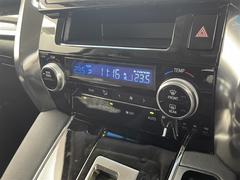 【左右独立温度コントロール式フルオートエアコン（ＤＵＡＬ／ＳＹＮＣ）】運転席側と助手席側でそれぞれ自由に温度設定ができ、快適な風量やモードなどを自動調整します！ 7