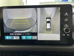 【マルチビューカメラシステム】まるでクルマを真上から見下ろしたかのような視点で駐車をサポートします！クルマの斜め後ろや真横など、前後左右の４つのカメラの映像が合成されて、モニターに映し出されます。 4