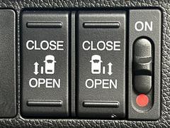 【路外逸脱抑制機能】はみ出しそうなとき、ディスプレー表示とステアリング振動の警告で注意を促すとともに、車線内へ戻るようにステアリング操作を支援します。機能には限界があるためご注意ください。 7