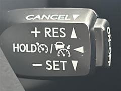 【レーダークルーズコントロール】アクセルを踏まなくても、設定した速度で走行できます！先行車との車間距離を適切に維持する追従走行の機能も有しています。機能には限界があるためご注意ください。 6