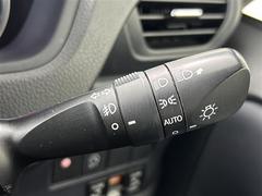 【オートライト（ＡＵＴＯ）】外の明るさをシステムが感知して、自動でヘッドライトが点灯します！ヘッドライトをつけ忘れを防ぐ便利機能です。 6