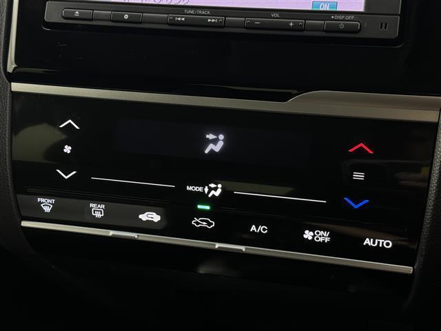 フィット １３Ｇ・Ｆパッケージ　コンフォートエディション　純正ナビ　バックカメラ　シートヒーター　プッシュスタート　スマートキー　アイドリングストップ　ステアリングスイッチ　横滑り防止装置　ＡＢＳ　アイドリングストップ　純正フロアマット　ウィンカーミラー（16枚目）