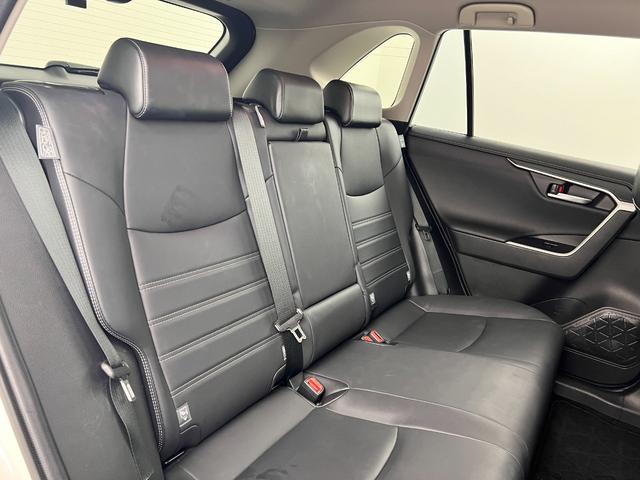 ＲＡＶ４ Ｇ　Ｚパッケージ　ワンオーナー　トヨタセーフティーセンス　ナビ付純正ディスプレイオーディオ　バックカメラ　ＥＴＣ　置くだけ充電　電子パーキング　パワーバックドア　パワーシート　シートヒーター　ステアリングヒーター（12枚目）