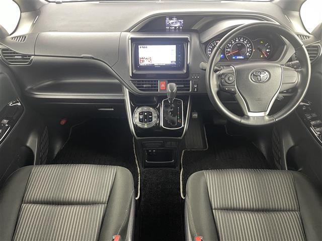 ヴォクシー ＺＳ　煌ＩＩ　社外ナビ　Ｂｌｕｅｔｏｏｔｈ　バックカメラ　ＥＴＣ　ドライブレコーダー　衝突軽減ブレーキ　オートハイビーム　両側パワースライドドア　革巻きステアリング　プッシュスタート　アイドリングストップ　ＬＥＤ（2枚目）
