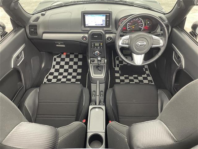 コペン エクスプレイ　純正ナビ（ワンセグＴＶ／ＣＤ／ＳＤ／ＵＳＢ／ＦＭ／ＡＭ）　オープンカー　横滑り防止装置　ｅｃｏＩＤＬＥモード　シートヒーター　オートエアコン　ＭＴモード付ＡＴ　プッシュスタート　スマートキー　ＬＥＤ（2枚目）