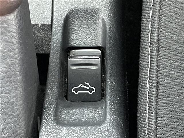 コペン エクスプレイ　純正ナビ（ワンセグＴＶ／ＣＤ／ＳＤ／ＵＳＢ／ＦＭ／ＡＭ）　オープンカー　横滑り防止装置　ｅｃｏＩＤＬＥモード　シートヒーター　オートエアコン　ＭＴモード付ＡＴ　プッシュスタート　スマートキー　ＬＥＤ（8枚目）