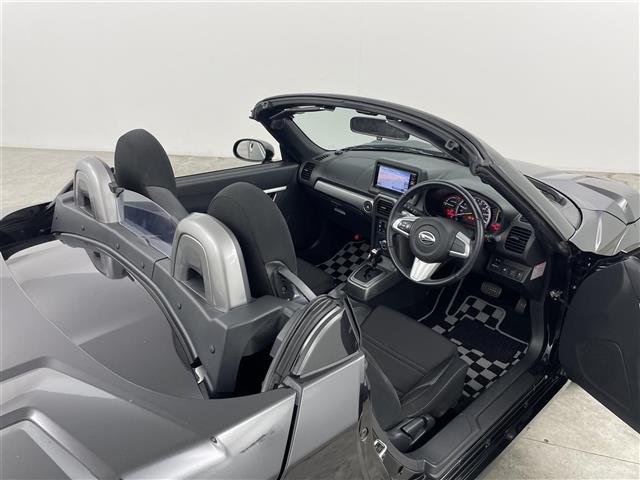 コペン エクスプレイ　純正ナビ（ワンセグＴＶ／ＣＤ／ＳＤ／ＵＳＢ／ＦＭ／ＡＭ）　オープンカー　横滑り防止装置　ｅｃｏＩＤＬＥモード　シートヒーター　オートエアコン　ＭＴモード付ＡＴ　プッシュスタート　スマートキー　ＬＥＤ（23枚目）