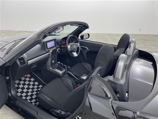 コペン エクスプレイ　純正ナビ（ワンセグＴＶ／ＣＤ／ＳＤ／ＵＳＢ／ＦＭ／ＡＭ）　オープンカー　横滑り防止装置　ｅｃｏＩＤＬＥモード　シートヒーター　オートエアコン　ＭＴモード付ＡＴ　プッシュスタート　スマートキー　ＬＥＤ（24枚目）