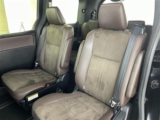 エスクァイア Ｇｉ　プレミアムパッケージ　トヨタセーフティセンス　純正ナビ　フルセグＴＶ／ＳＤ／ＣＤ／ＢＴ／ＦＭ／ＡＭ　ＥＴＣ　フリップダウン　両側パワースライドドア　ハーフレザー　シートヒーター　エアシート　オートライト　積込みサマータイヤ（22枚目）