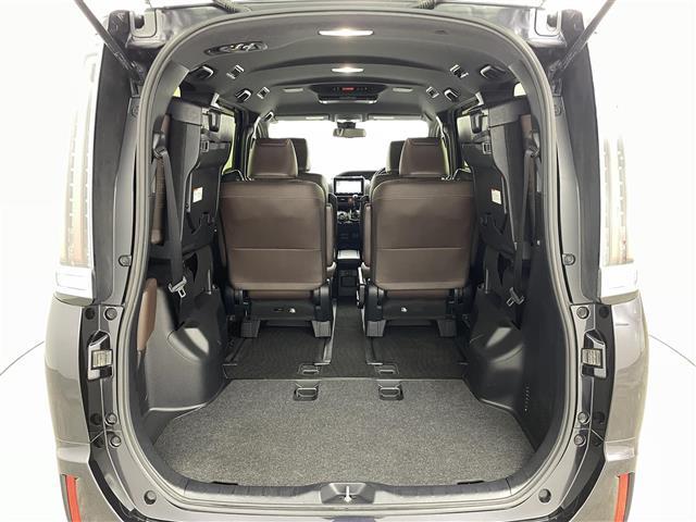 エスクァイア Ｇｉ　プレミアムパッケージ　トヨタセーフティセンス　純正ナビ　フルセグＴＶ／ＳＤ／ＣＤ／ＢＴ／ＦＭ／ＡＭ　ＥＴＣ　フリップダウン　両側パワースライドドア　ハーフレザー　シートヒーター　エアシート　オートライト　積込みサマータイヤ（25枚目）
