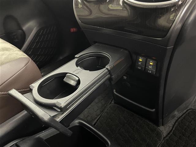 エスクァイア Ｇｉ　プレミアムパッケージ　トヨタセーフティセンス　純正ナビ　フルセグＴＶ／ＳＤ／ＣＤ／ＢＴ／ＦＭ／ＡＭ　ＥＴＣ　フリップダウン　両側パワースライドドア　ハーフレザー　シートヒーター　エアシート　オートライト　積込みサマータイヤ（32枚目）