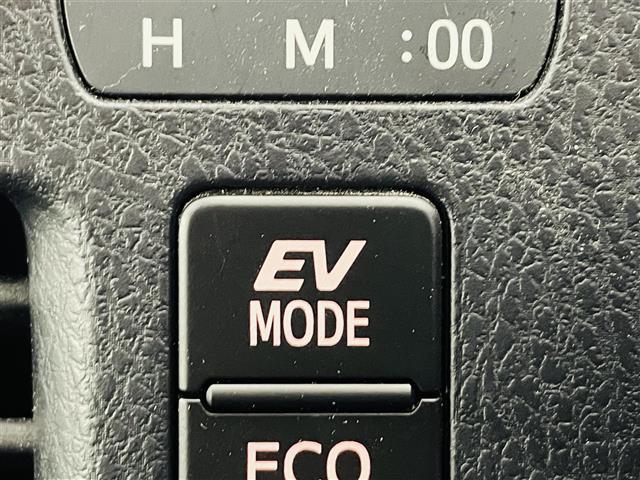 ヴォクシー ハイブリッドＺＳ　煌ＩＩＩ　トヨタセーフティセンス　純正ナビ　フルセグＴＶ／ＦＭ／ＡＭ／ＳＤ／ＣＤ／ＨＤＭＩ　ＥＴＣ　ドラレコ　バックカメラ　クルコン　両側パワスラ　ハーフレザーシート　シートヒーター　エアシート　オートライト（10枚目）