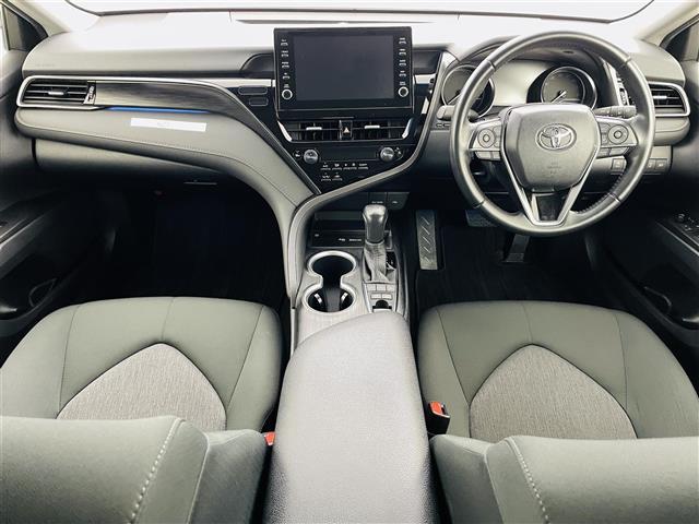 カムリ Ｇ　トヨタセーフティセンス　ブラインドスポットモニター　純正９インチディスプレイオーディオ　ＤＶＤ／ＣＤ／ＢＴ／ＵＳＢ／ＡＭ／ＦＭ　６スピーカー　パワーシート　純正フロアマット　純正１７インチＡＷ（2枚目）