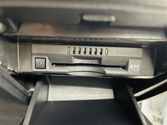 カムリ Ｇ　トヨタセーフティセンス　ブラインドスポットモニター　純正９インチディスプレイオーディオ　ＤＶＤ／ＣＤ／ＢＴ／ＵＳＢ／ＡＭ／ＦＭ　６スピーカー　パワーシート　純正フロアマット　純正１７インチＡＷ（4枚目）