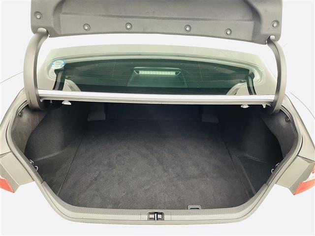 カムリ Ｇ　トヨタセーフティセンス　ブラインドスポットモニター　純正９インチディスプレイオーディオ　ＤＶＤ／ＣＤ／ＢＴ／ＵＳＢ／ＡＭ／ＦＭ　６スピーカー　パワーシート　純正フロアマット　純正１７インチＡＷ（11枚目）