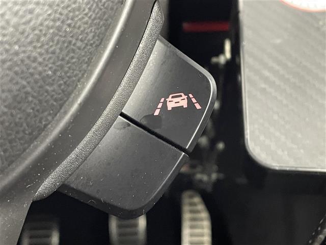 スイフトスポーツ ベースグレード　セーフティパッケージ　ＥＴＣ　衝突軽減ブレーキ　車線逸脱警報　誤発進抑制機能　ふらつき警報　先行車発進お知らせ　Ｄシートヒーター　オートライト　オートマチックハイビーム　６速ＭＴ　純正エアロ（8枚目）