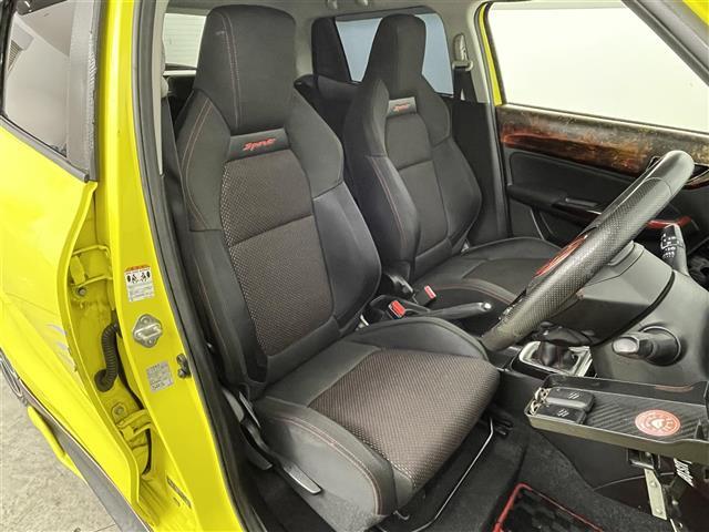 スイフトスポーツ ベースグレード　セーフティパッケージ　ＥＴＣ　衝突軽減ブレーキ　車線逸脱警報　誤発進抑制機能　ふらつき警報　先行車発進お知らせ　Ｄシートヒーター　オートライト　オートマチックハイビーム　６速ＭＴ　純正エアロ（11枚目）