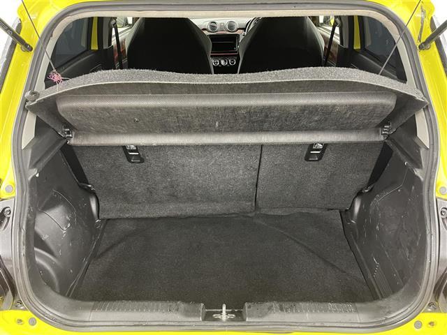 スイフトスポーツ ベースグレード　セーフティパッケージ　ＥＴＣ　衝突軽減ブレーキ　車線逸脱警報　誤発進抑制機能　ふらつき警報　先行車発進お知らせ　Ｄシートヒーター　オートライト　オートマチックハイビーム　６速ＭＴ　純正エアロ（13枚目）