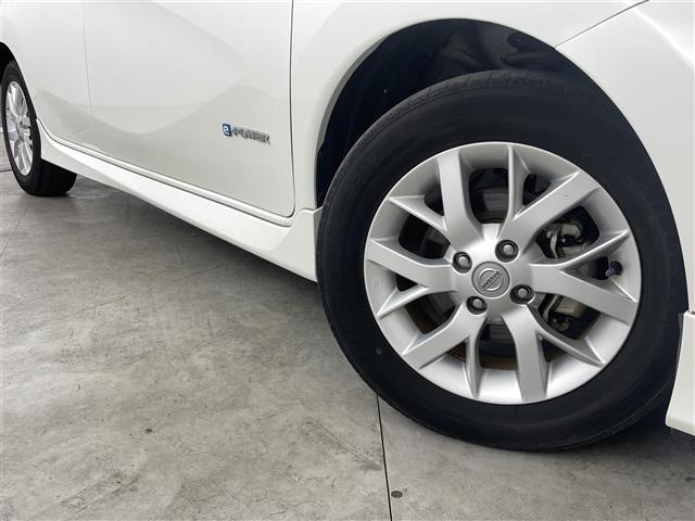 ノート ｅ－パワー　メダリスト　衝突軽減　クリアランスソナー　純正エアロ　純正７インチナビ　フルセグ／ＢＴ／ＳＤ／ＵＳＢ／ＡＵＸ／ＣＤ／ＤＶＤ／ＢＤ／ＦＭ／ＡＭ　ＬＥＤオートライト　フォグ　ＥＴＣ　ドラレコ　デジタルインナーミラー（14枚目）